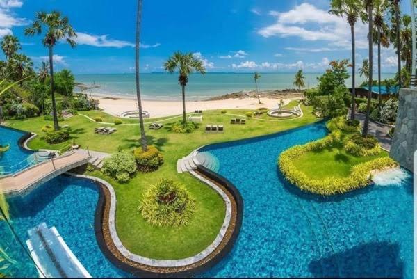 Luxurious Beachfront Pattaya Exterior photo
